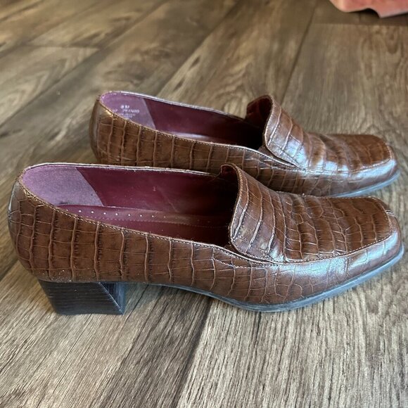 Brown leather crocodile embossed block heel with traction sole - Picture 3 of 16